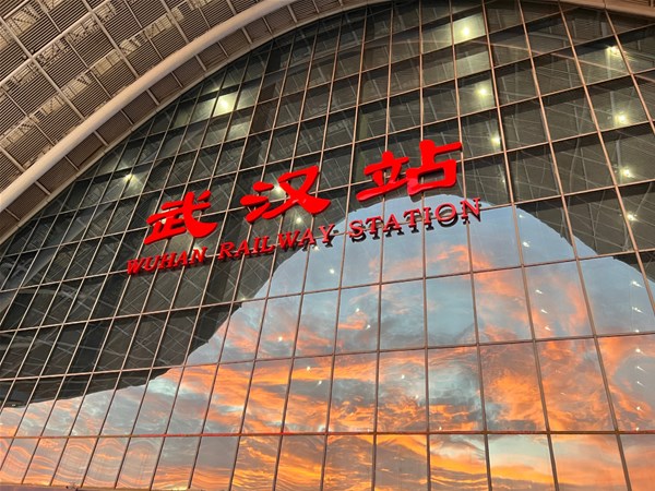 11座站台停满了！网友：被一排复兴号硬控！